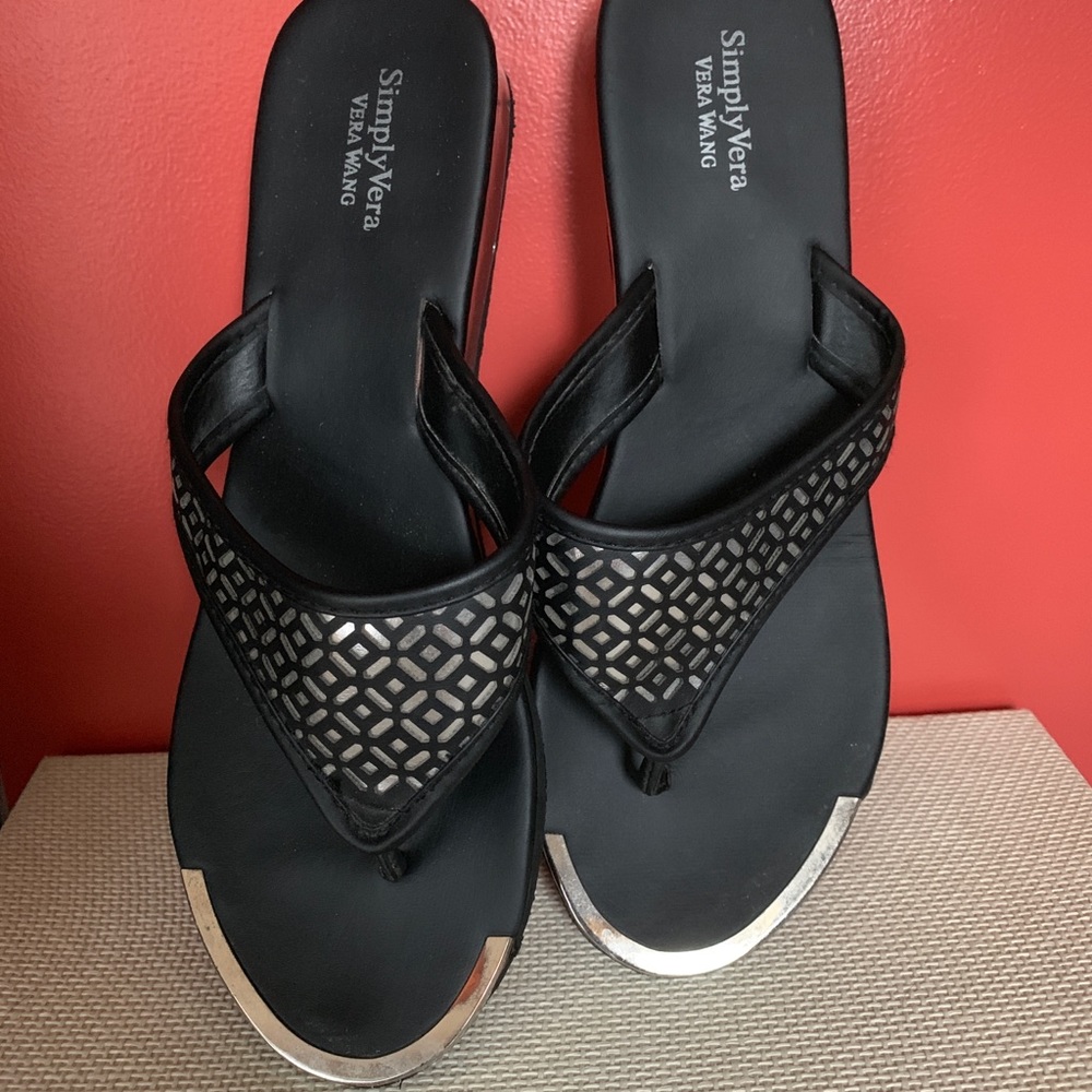 Sz 8 black and silver Simply Vera casual sandals